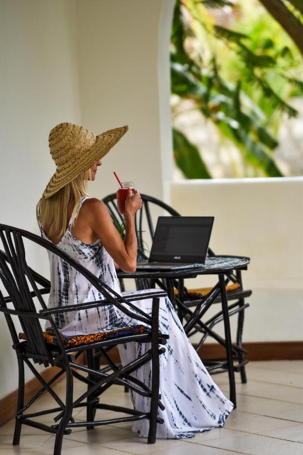 Zarafa House Bed & Breakfast Diani Beach Bagian luar foto