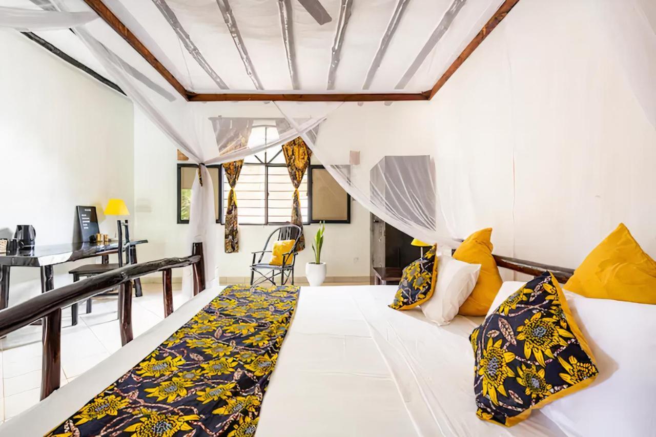 Zarafa House Bed & Breakfast Diani Beach Bagian luar foto